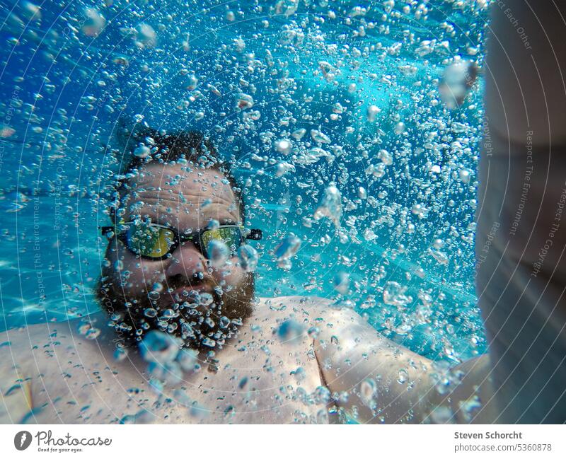 Sprung ins kühle Nass springen sprung Sprungbrett Wasser Wasserblase wasserblasen tauchen tauchend Unterwasseraufnahme unter Wasser Schwimmen & Baden Schwimmbad
