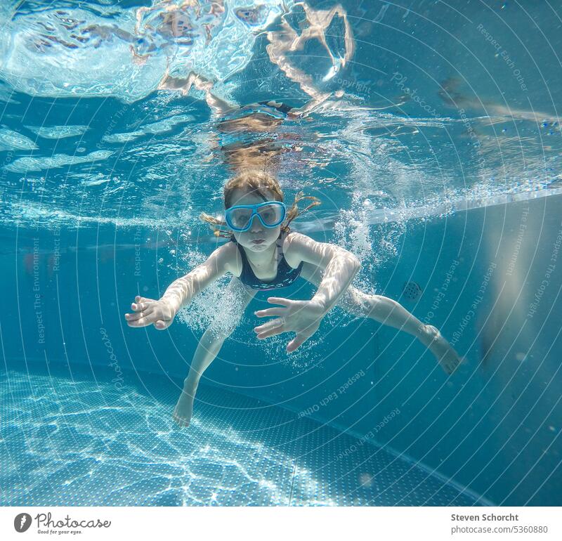 Kind springt ins Wasser, taucht und schwimmt unter Wasser weiter Schwimmen Abkühlung Sommer Schwimmen & Baden Erfrischung nass baden Freude schwimmen