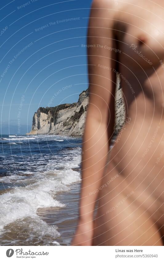 Was für ein großartiger Anblick mit einem nackten Mädchen im Hintergrund. Natürlich können Sie die schöne Küste von Korfu, Griechenland sehen. Aber ein wunderschönes Mädchen oben ohne, das seine Nippel nach außen streckt, steht immer noch im Mittelpunkt. Auch wenn sie ein wenig unscharf ist.