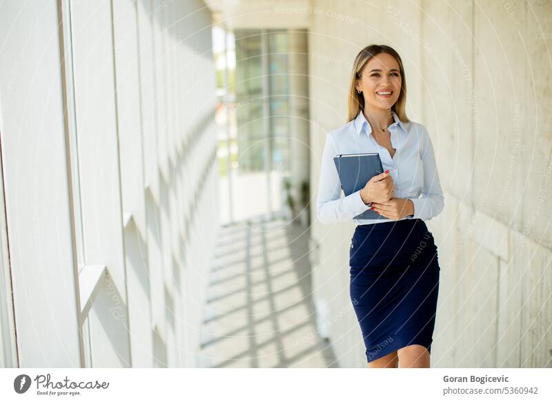 Junge Geschäftsfrau auf der Treppe im Büroflur Erwachsener schön Gebäude Business Geschäftsleute Geschäftsfrauen Kaukasisches Klettern Aufstieg Mitarbeiterin