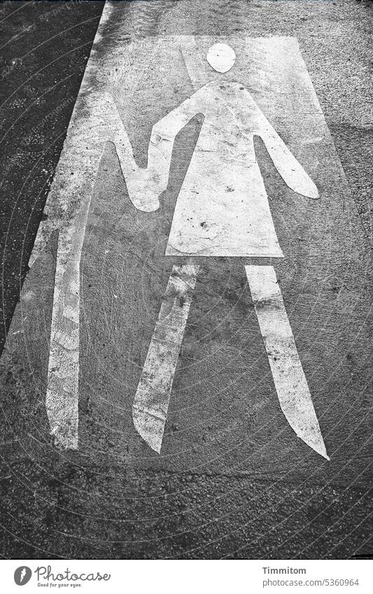 Alles ändert sich Markierung Straße Fußgänger Symbol Zeichen Spielstraße Asphalt Erneuerung zerstört Paar Zusammenhalt Veränderung weiter gehen Menschenleer