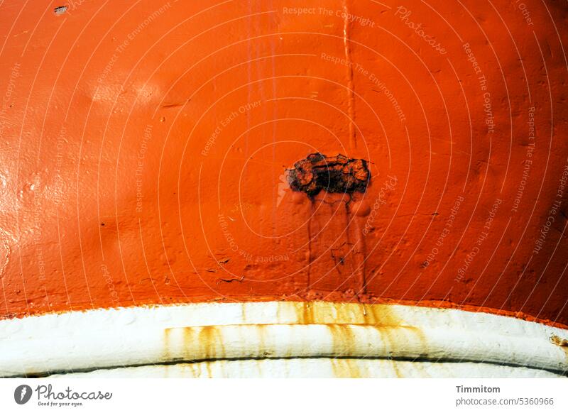 Trauriger Bootsrumpf schiff Rumpf Schifffahrt maritim alt Beschädigung Rost Rostspuren Metall orange weiß Licht und Schatten Dänemark Menschenleer Nahaufnahme