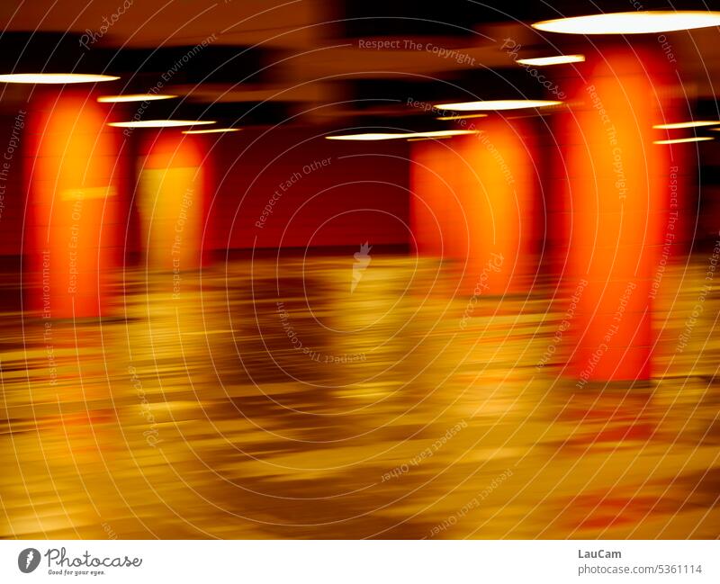 Betrunken durch den Untergrund unscharf Unschärfe Säulen orange verwaschen Unterführung unterirdisch Beleuchtung Lampen Neonlicht nass Messedamm Berlin farbig