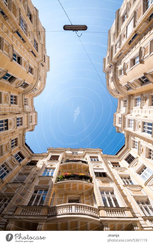Froschperspektive | Wien, 3. Bezirk aufstrebend oben Wolkenloser Himmel Schönes Wetter Haus Symmetrie Wohnhaus wohnen Architektur Perspektive majestätisch