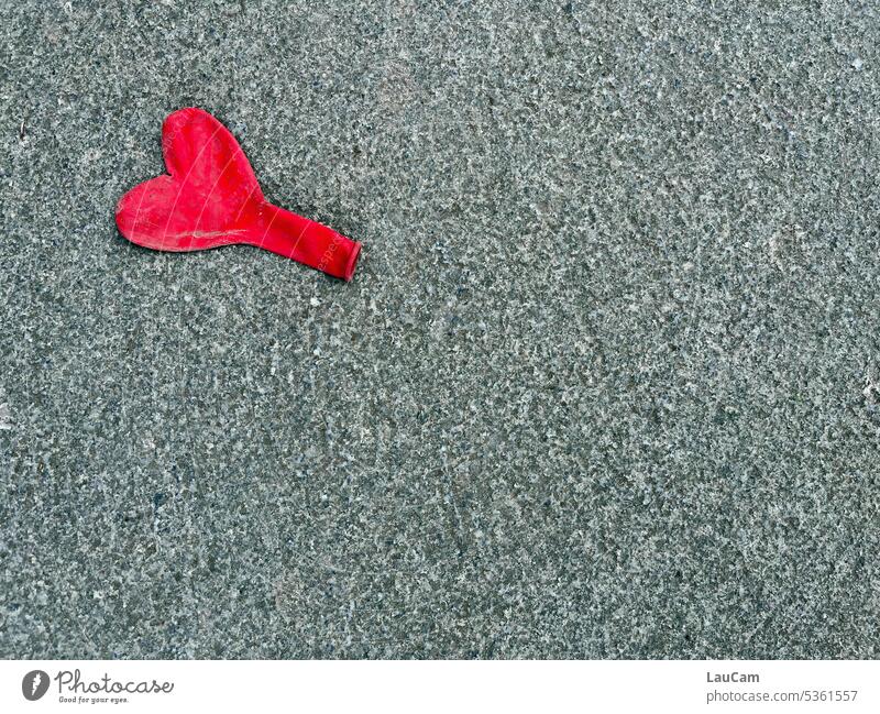 Liebeskummer - wenn die Luft raus ist Herz Ballon Gefühle Asphalt Symbol Romantik Liebeserklärung Zeichen Verliebtheit herzförmig Liebesbekundung Partnerschaft