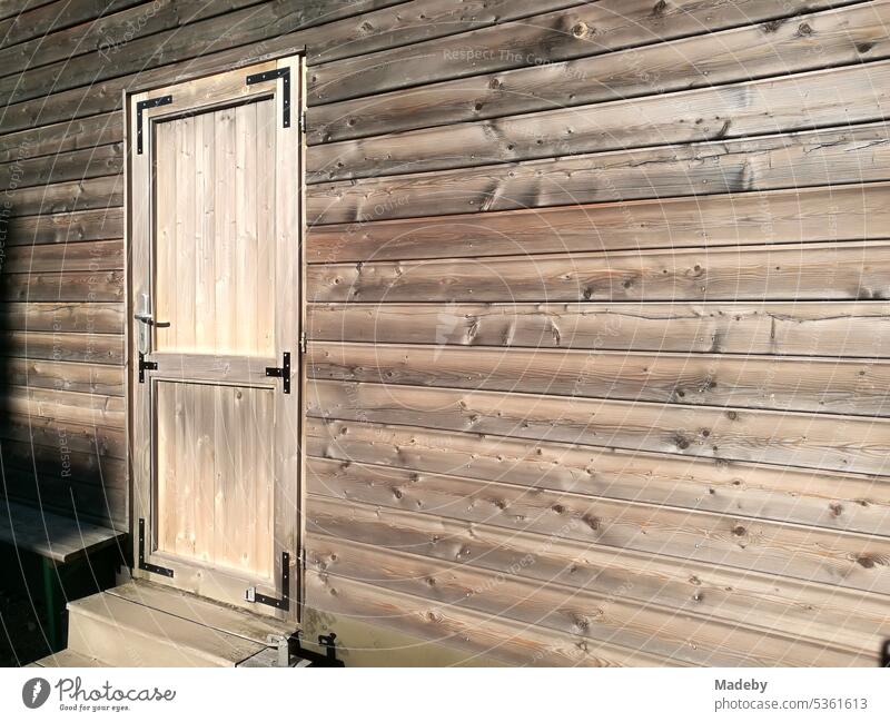 Schöne Fassade aus rustikalem braunen Holz mit Holztür im Sonnenschein in der Altstadt der Alten Hansestadt Lemgo bei Detmold im Lipperland in Ostwestfalen-Lippe