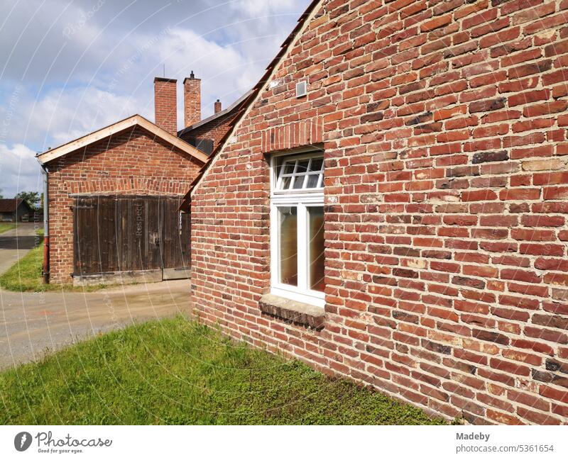 Weißes Sprossenfenster in braunroter alter Backsteinfassade eines alten Gebäude auf dem Gelände des Industriemuseum in der Ziegelei Lage in der Provinz bei Detmold in Ostwestfalen-Lippe