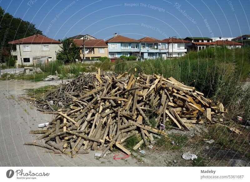 Großer Haufen mit gesammeltem Brennholz auf einem unbebauten Grundstück vor blauem Himmel in einem Wohngebiet im Sommer bei Sonnenschein in Adapazari in der Provinz Sakarya in der Türkei