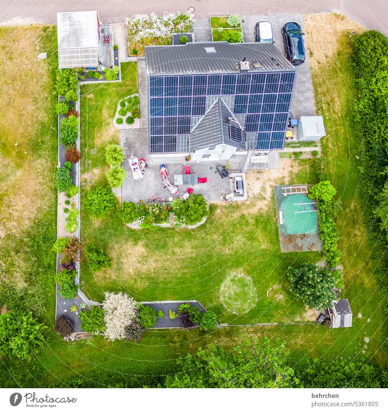 sonnenenergie Haus Dach Garten zuhause Solar Solarenergie Photovoltaik Sonnenenergie Terrasse von oben Drohnenansicht Vogelperspektive Bäume Pflanzen Blumen