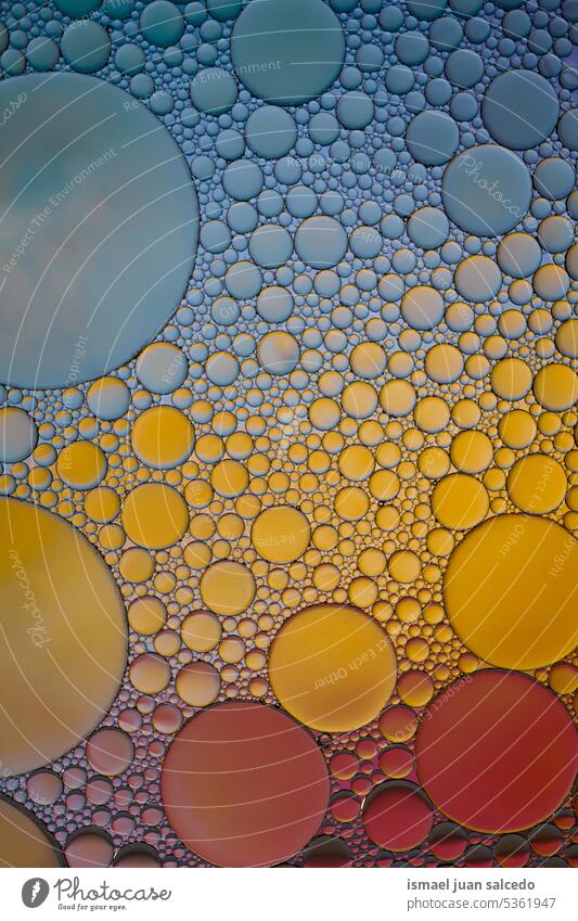 Mehrfarbige Ölkreise auf dem Wasser, bunter Hintergrund kreisen Kreise Kreismuster Formen Kugel Tropfen Farbe Farben farbenfroh mehrfarbig abstrakt texturiert