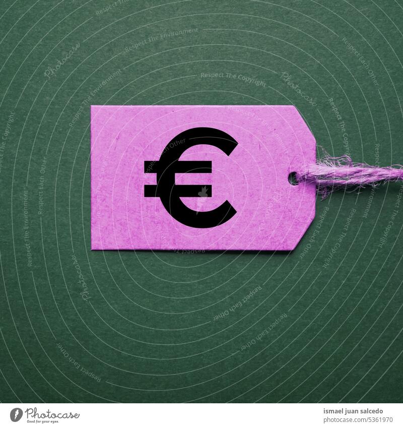 euro simbol auf dem rosa Preisschild Tag Attrappe Objekt Euro Eurozeichen Euro-Zeichen € Geld Markt kaufen Ikon Symbol Schwarzer Freitag Sale Verkauf Schriftart