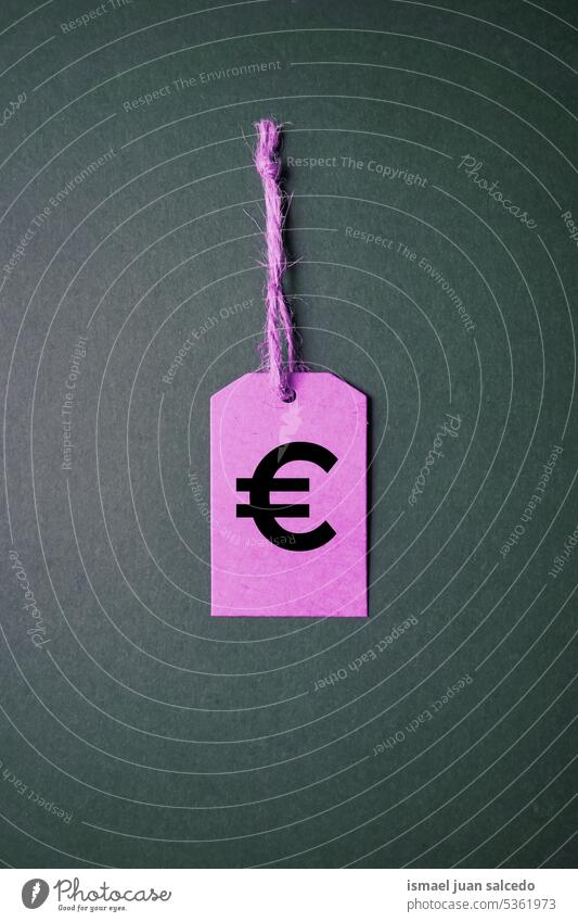 Euro-Symbol im rosa Preisschild auf grünem Hintergrund Tag rosa Anhänger Rosa Farbe grüner Hintergrund Attrappe rosa Mockup Objekt Eurozeichen Euro-Zeichen €