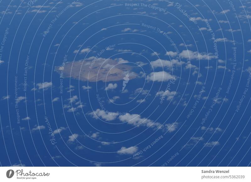 Kanareninsel aus dem Flugzeug Wolken fliegen Atlantik Urlaub Fuerteventura Himmel Reisen CO2-Ausstoß Klima