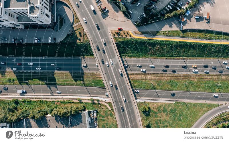 Drohne mit Blick von oben auf einen Verkehrsstau auf der Autobahn Luftaufnahme Großstadt Straße Autos Stauung urban Transport Fahrzeuge Verkehrsstillstand