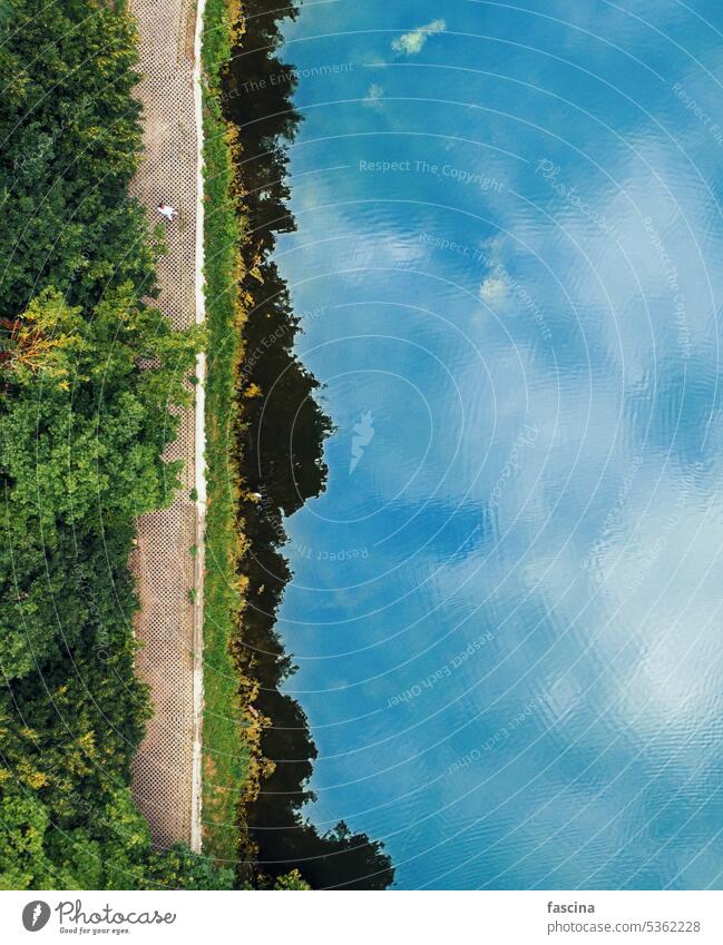 Grüner Park und Wasser, Drohnenansicht von oben, vertikal Mann Menschen Spaziergang Wald Oberfläche See Antenne Textur Textfreiraum copyspace Kopie Raum Bäume