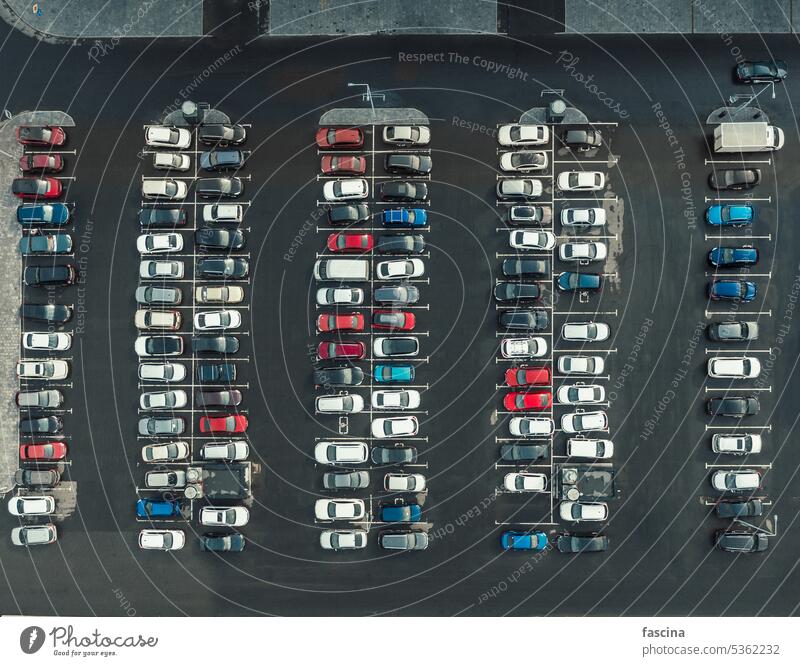 Drei Autos auf einem Parkplatz - ein lizenzfreies Stock Foto von
