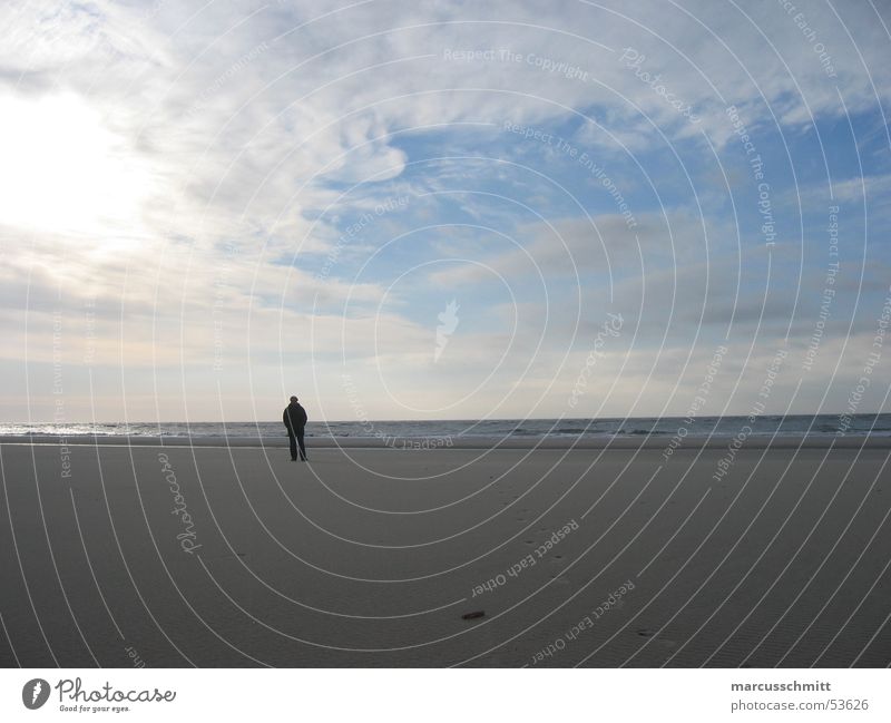 Mann am Strand Meer Einsamkeit ruhig Wolken Amrum Himmel Sand Wasser Insel