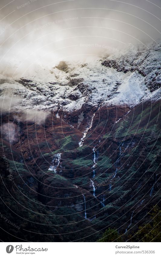 Lebensader Natur Urelemente Wasser Wolken Nebel Schnee Berge u. Gebirge Gipfel Schneebedeckte Gipfel Bach Wasserfall dunkel gigantisch kalt Kraft Beginn Nepal