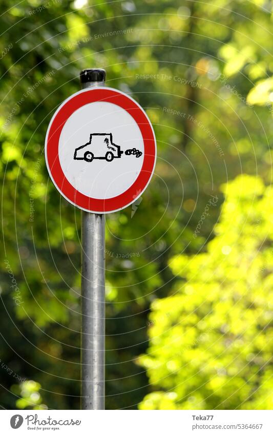 Verbotsschild für Autos nein PKW erlaubt verboten rot weiß Wald Unschärfe stechend Konzept Skizze Sauberkeit grün Umwelt