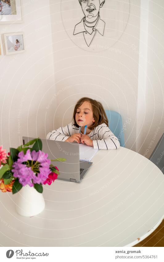 Ein Kind arbeitet am Notebook Medien Bildschirmzeit Kindheit Schulkind Schüler Hausaufgaben lernen Bildung Schule lesen laptop Computer Gerät online Internet