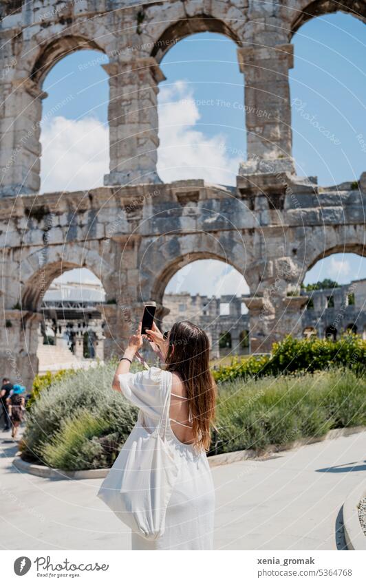 Frau macht Fotos vom Kolosseum Pula Tourismus studentenleben Tourist Architektur Europa historisch Außenaufnahme Wahrzeichen Denkmal Sehenswürdigkeit