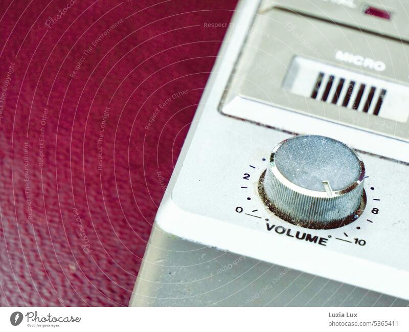 Volle Lautstärke.... Lautstärkenregler auf Anschlag an einem alten Kassettenrekorder laut Detail Detailaufnahme altehrwürdig altmodisch kaputt übrig Sperrmüll