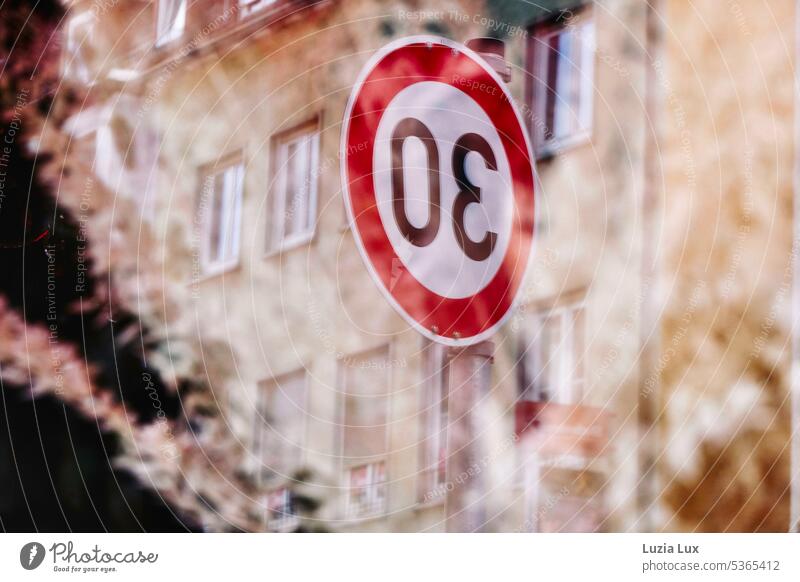 Tempo 30... Schild und Häuserfassaden spiegeln sich in einem Schaufenster Verkehrsschild Straße Geschwindigkeit Straßenverkehr Autofahren Verkehrszeichen