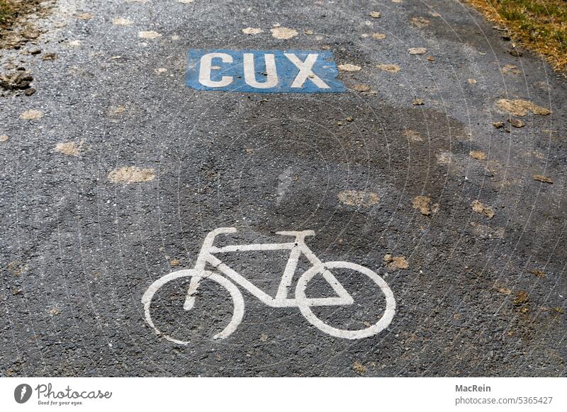 Fahrradweg auf dem Deich fahrradsymbol Asphalt asphaltiert Cuxhaven nordsee