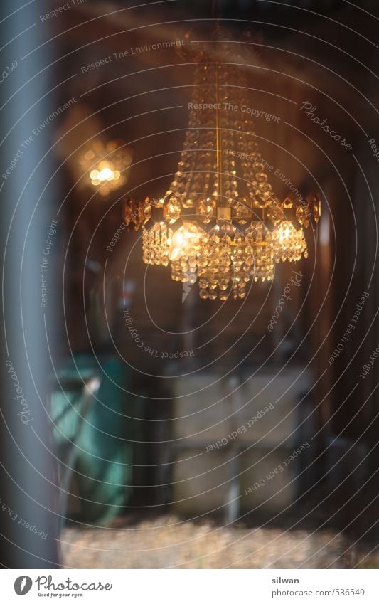 Kronleuchter ... Lampe Leuchter Königlich Glas Neugier Einsamkeit Schloss Autofenster Beleuchtung geheimnisvoll Unschärfe nobel Kostbarkeit Gitterstab