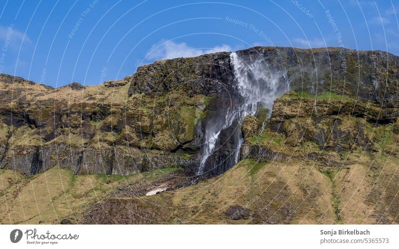 Vom Winde verweht.... Snæfellsnes Wasserfall Islandreise isländisch Halbinsel windig Kaskade Natur Landschaft Berge u. Gebirge Basalt Felsen stark Kraft reisen