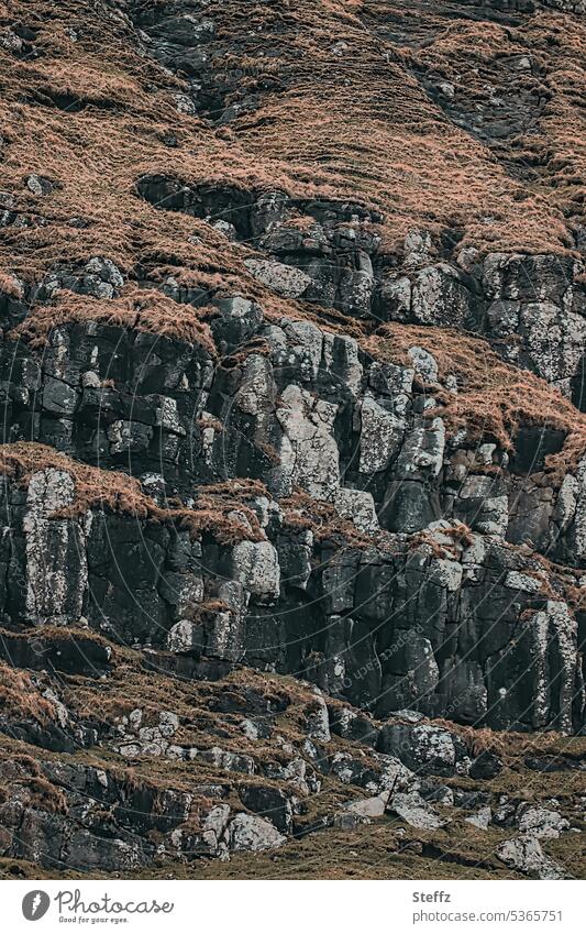 Felshügel auf der Färöer Insel Streymoy Färöer Inseln Färöerinseln Schafsinseln Färöer-Inseln Hügel Geologie geologisch steil felsig friedlich Urgestein Steine