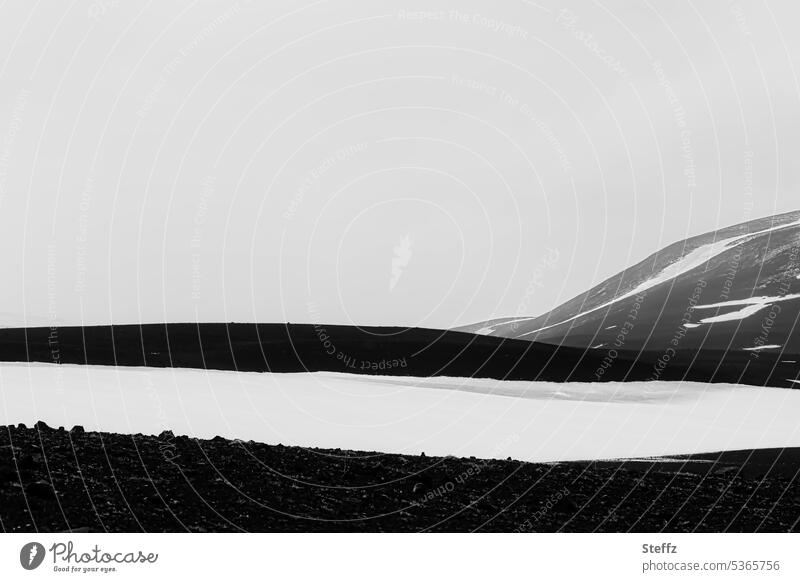 hügelige Schneelanschaft auf Island Felshügel Iceland Hügellandschaft felsig leer grau weiß isländisch Islandbild düster Inspiration inspirierend grafisch