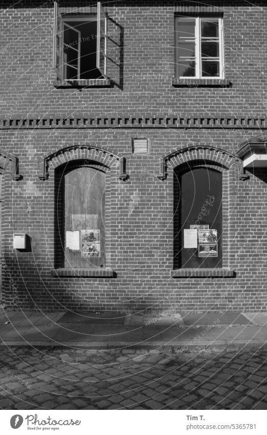 Bahnhofsfenster in Mecklenburg Mecklenburg-Vorpommern Fenster Dorf s/w Sommer Schwarzweißfoto Architektur Menschenleer Tag Außenaufnahme b&w b/w Gebäude