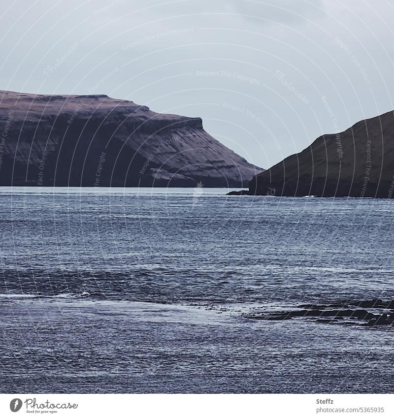Färöer Inseln Färöerinseln Färöer-Inseln Felseninseln Schafsinseln Atlantik Nordatlantik atlantisch Felshügel steil maritim Hügel Basaltfelsen basaltisch