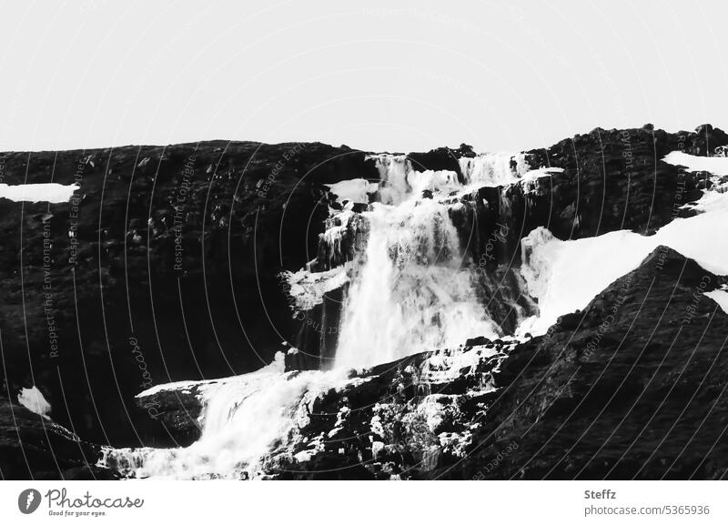 Wasserfall Rjúkandi im Tal von Jökuldalur auf Island Ostisland schön spektakulär Kaskade Wasserkaskade Naturkraft Kraft Urkraft Urgewalt Naturformen Schneereste