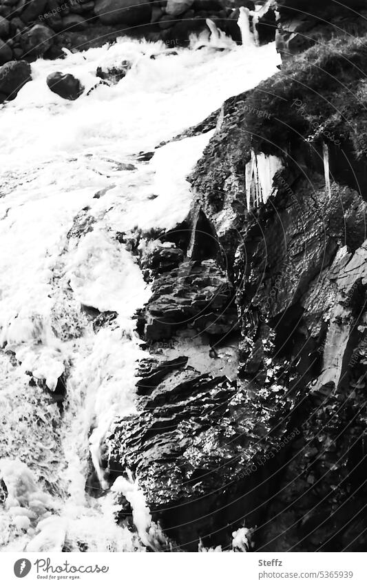 Wasserfallausschnitt mit Felsen und vereistem Wasser auf Island Ostisland eisig kalt Wasserkaskade Kaskade Frost Kälte eiskaltes Wasser Eis Urgewalt Islandreise