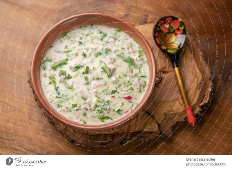 Russische Küce - okroschka Suppe. Russisches Essen russische Kultur russische Tradition rezept Russland Tourismus Lifestyle holzlöffel chochloma historisch