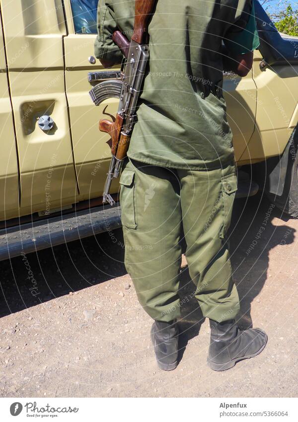Spezialoperationsspielzeug AK-47 Gewehr Soldat Militär Krieg Mann Waffe Uniform Armee bewaffnet Außenaufnahme Krieger Gefahr Konflikt Kriegstreiber Mörder
