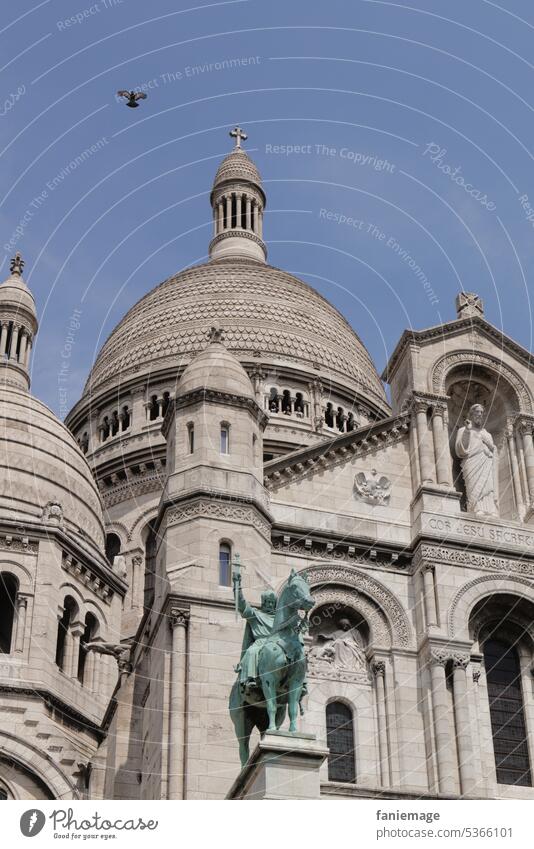 Sacré <3 Taube Friedenstaube Sacre Coeur Paris Denkmal denkmal kirche Gotteshaus kathedrale Glauben Religion Turm reiter Reiterstatue Statue Tourismus Berühmt