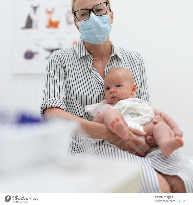 Mutter hält ihren kleinen Jungen bei einem Arzttermin beim Kinderarzt. Kinderärztin Baby Eltern Beratung Medizin Stethoskop Pflege medizinisch besuchen