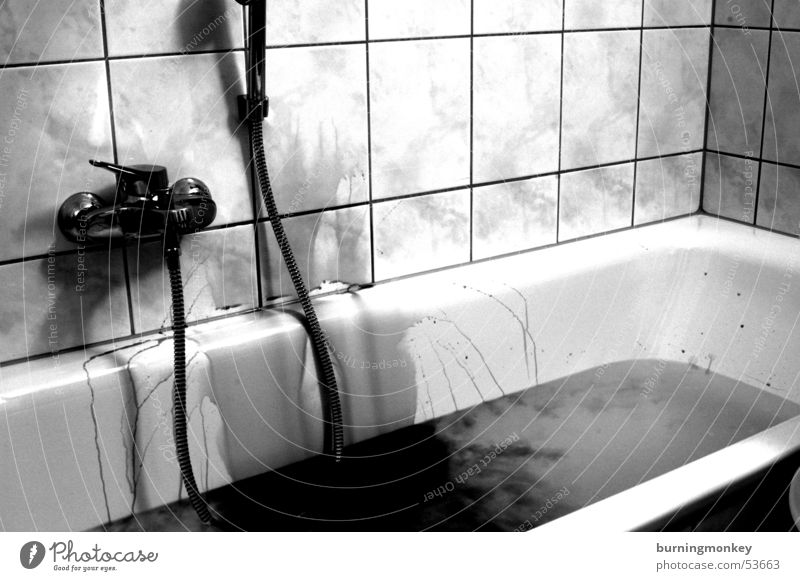 Tatort Bad Badewanne rot Kriminalität Dusche (Installation) shower Blut blood Wasser water red wine crime schwar weiss Schwarzweißfoto