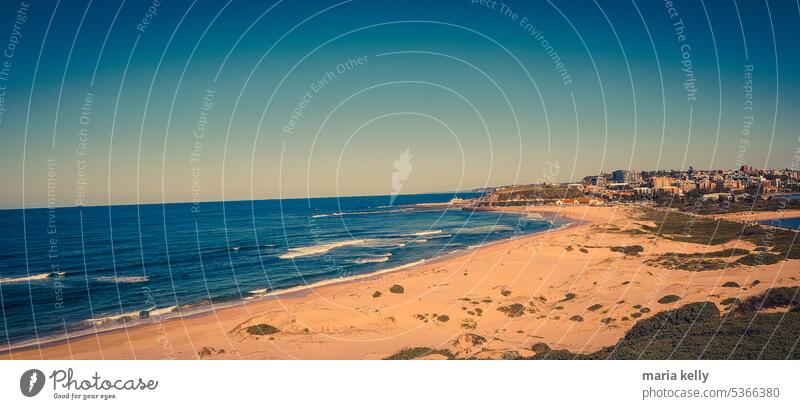 Küstenstadt mit Blick auf den Strand Sand Wellen Surfen Brandung Meer Architektur Großstadt Ansicht blau weiß Sandstrand im Freien Feiertag Urlaub reisen