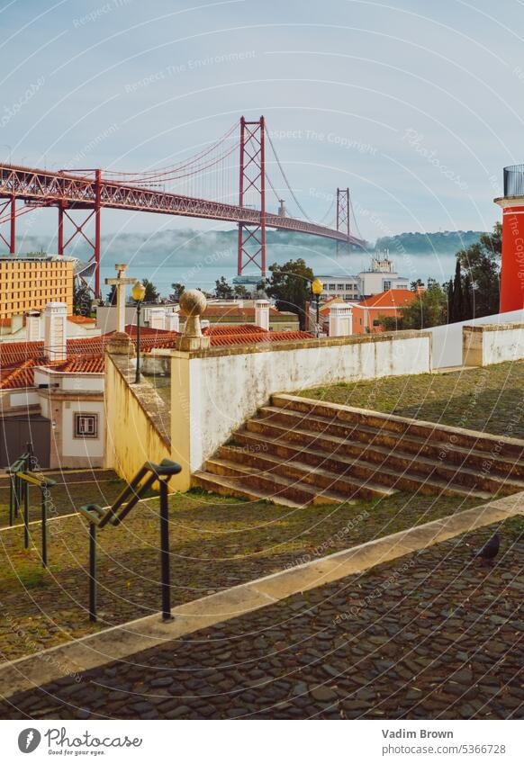 Rote Brücke in lissabon im Freien horizontal Flussufer strömen Bildhauerei Küste Dämmerung Straße Route Hafengebiet Sonnenuntergang Konstruktion Portugal