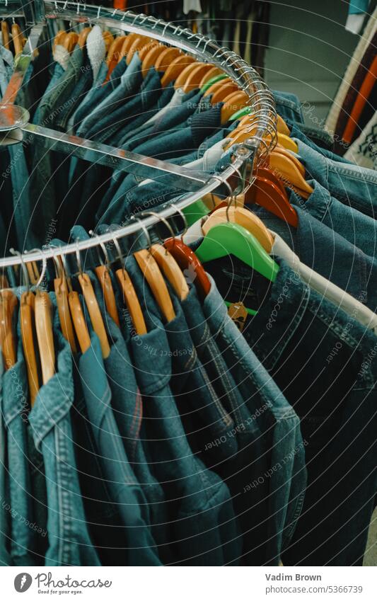 Jeanshemden auf einem Bügel hawaiianisch Hemd Hemden Kleiderbügel Werkstatt gebraucht anhaben Bekleidung Jeanshose buing