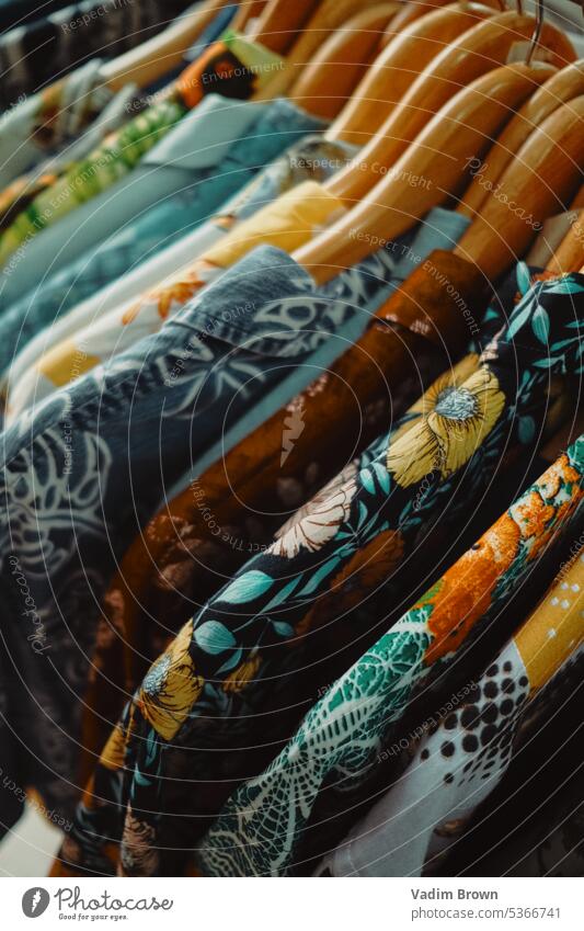 hawaiianische Hemden auf einem Bügel Kleiderbügel Werkstatt gebraucht anhaben Bekleidung