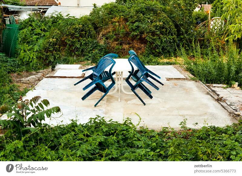 Vier Stühle, ein Tisch ast baum erholung familie ferien garten gartenmöbel hecke kleingarten kleingartenkolonie menschenleer monoblock nachbarschaft natur