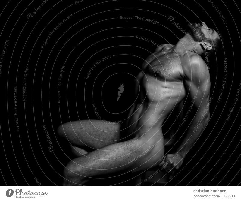 naked man in black and white mann portrait nackt koerper erotik muskeln bart yoga sexy kunstr model