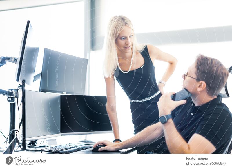 Geschäftsleute, die Daten auf mehreren Computer-Bildschirmen, die Lösung von Geschäftsproblemen bei Business-Meeting in modernen Corporate Office. Business Erfolg Konzept.