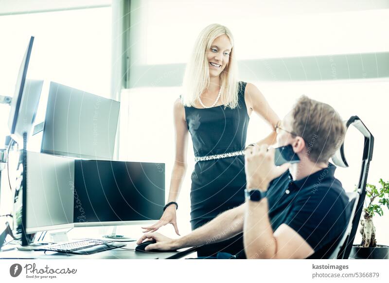 Geschäftsleute, die Daten auf mehreren Computer-Bildschirmen, die Lösung von Geschäftsproblemen bei Business-Meeting in modernen Corporate Office. Business Erfolg Konzept.