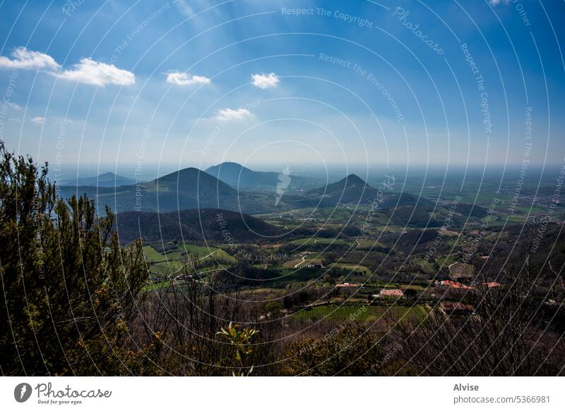 2023 03 25 Valnogaredo-Hügel Natur Himmel schön Ansicht im Freien reisen Hintergrund Landschaft Italien Saison Umwelt Baum grün Berge u. Gebirge Tourismus